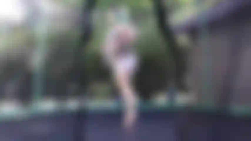 Je suis allée dans le jardin et j'ai décidé de me déshabiller en sautant sur le trampoline. Je me déshabille complètement, avec mes seins dodus et mon gros ventre qui tremblent et tremblent pendant que je rebondis. Je joue même un peu avec ma chatte poilue, là en plein jour.