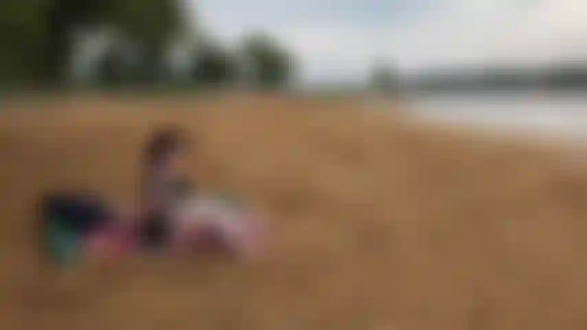 Je gicle dans le sable ! Il faisait beau pour profiter d'une journée à la plage. J'ai trouvé un endroit sympa et isolé pour passer du temps avec ma baguette magique ! Giclée sur ma couverture de plage !