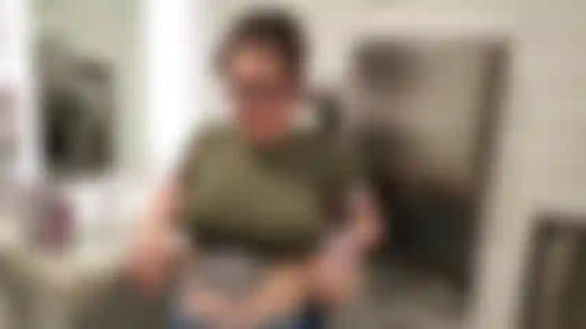 J'étais tellement excitée au magasin, je me suis arrêtée dans les toilettes et j'ai sorti ma fidèle ambiance. Juste là sur le sol sale, j'ai doigté et baisé ma grosse chatte poilue jusqu'à ce que je fasse exploser plusieurs giclées de jus de fille à travers la pièce. Faites le ménage dans l'allée 69 !