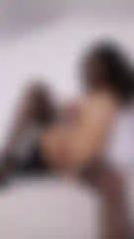 J'adore ce que je ressens quand je touche ma chatte serrée 💦.