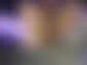 Taquine de fétichisme des pieds à l'huile topless.