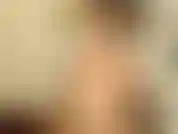 Huile mes seins, rends-les bien humides pendant que tu caresses ta bite.