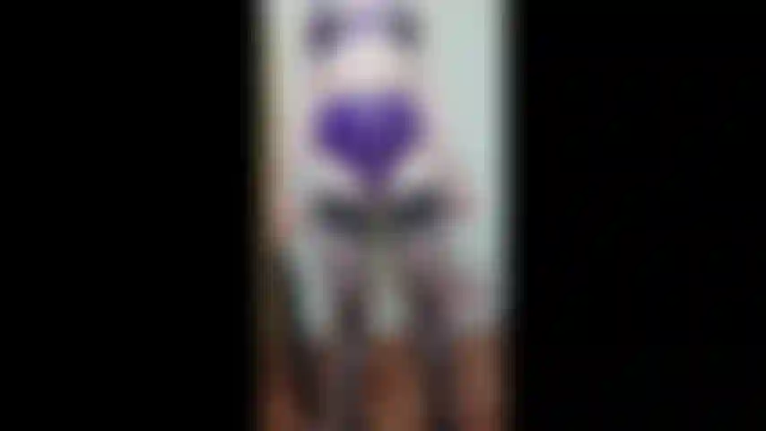 Où vont tes yeux peux-tu garder les yeux baissés jusqu'à ce que la maîtresse te donne la permission de regarder ? Soutien-gorge ouvert en pvc violet et culotte en pvc domination de maîtresse de style bdsm.