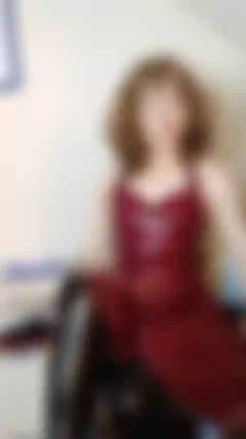 La robe en latex se retourne, tirant des bas en latex.