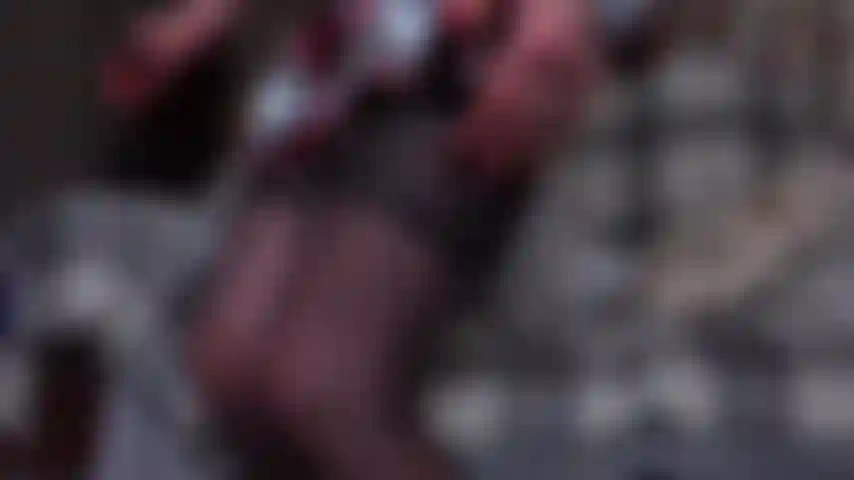 Un mini-kilt joue avec un gode à rayons x - des taquineries avec mon accent britannique, des bas et des bretelles, des culottes en satin, je soulève mon mini kilt et je doigte la chatte, je te montre mon gros clitoris, des propos cochons et je joue avec un gode transparent aux rayons x.