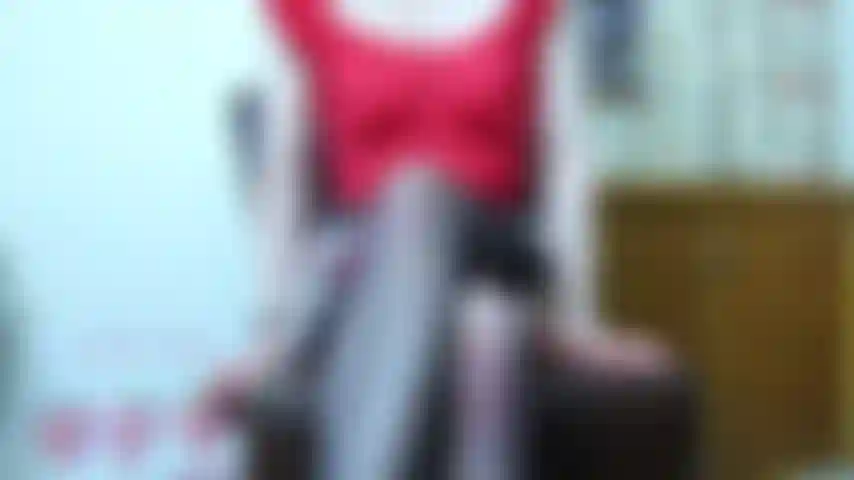 Joi en culotte en satin - j'enlève la culotte en satin sous mon kilt, je la mets sur ma tête pour que ta joi jouisse sur mon joli visage couvert de culotte. Le compte à rebours est terminé.