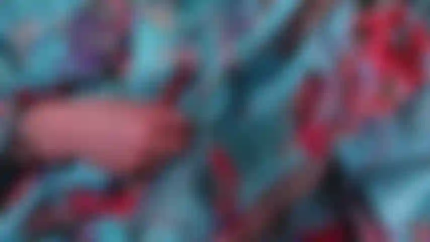 Orgasme en robe chinoise. Ouvrant ma robe chinoise, je m'allonge en donnant une bonne vue des petits seins et des mamelons, je doigte mon gros clitoris jusqu'à l'orgasme, en terminant par un jeu de gode en verre dans ma chatte juteuse après l'orgasme. Allongez-vous et profitez-en.