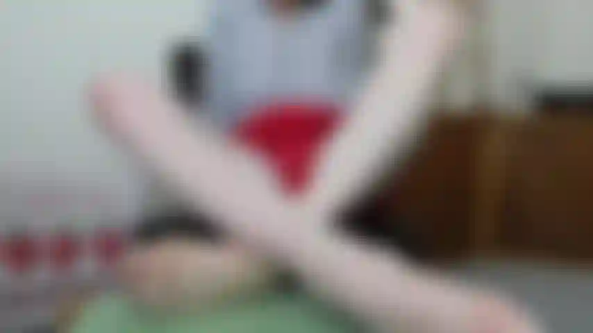 L'orgasme maximal de la mini jupe rouge, les genoux écartés, je remonte la jupe pour me doigter jusqu'à l'orgasme - révèle de petits seins. Termine avec une caméra de spectacle mon gros clitoris, puis j'utilise un gode réaliste sur ma chatte humide.