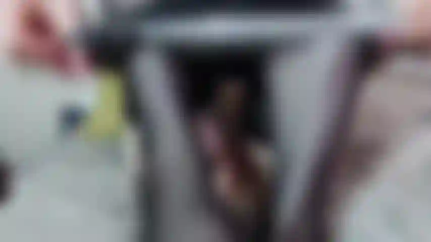 Guêpière en soie noire, bas noirs qui doigte le clitoris jusqu'à l'orgasme.