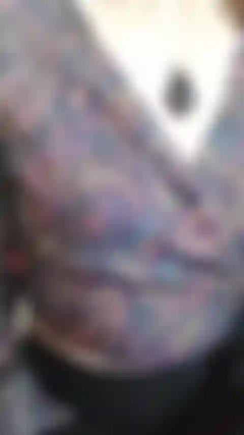 Un gode en verre bleu remplissant le temps.