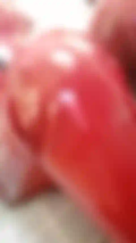 Tiens la chatte serrée en version courte en pvc rouge.