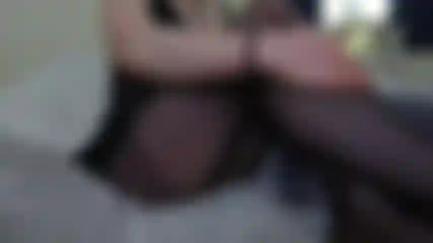 Je déchire mes collants jusqu'à l'orgasme, je me sens excitée dans des collants noirs transparents, un haut de nuisette noir, je commence à frotter, regarde-moi déchirer les collants à l'entrejambe puis déplacer la culotte noire transparente sur le côté, je me doigte jusqu'à l'orgasme.