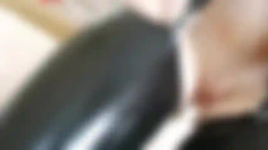 Petit gode en gelée noire, position de jeu pt, s & s en latex, mitaines en latex.