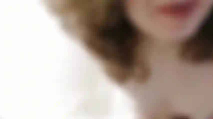 Me douche juste nue, je me savonne le corps.