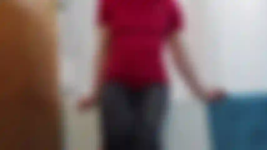 Mon entraînement post-entraînement - en tenue de sport, j'enlève mes leggings de sport serrés et mon string rose, je me tourne pour monter un gode au bord du bain.