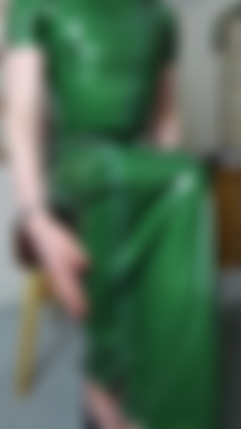La robe en latex vert de décembre se décompresse pour le jeu de chatte et le gode dans différentes positions.