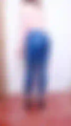 Maîtresse morelle en latex, beaucoup de sons asmr en latex, femdom, culte du latex, culte des jambes et du cul faisant tourner mon cul vêtu de latex, montrant mes jambes galbées et mes fesses coquines. Mets un haut en latex, je me tourne pour enfiler des gants en latex noir - gros plans de mains gantées en latex.