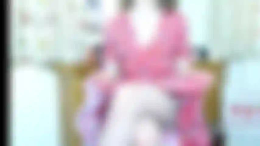 Summer lovin joi - à l'approche de l'été par une chaude journée, dans ma robe portefeuille rétro, mes bas nus avec une brève allusion aux hauts de bas, je vous offre votre joi d'amour d'été. Suivez mes mains, suivez ma voix pendant que je caresse le gode marron vous guidant dans un compte à rebours.