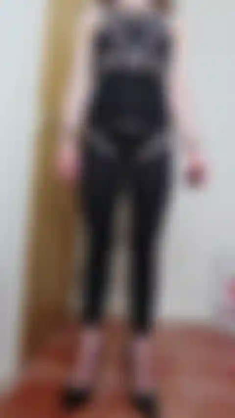 Une vidéo de domination bdsm; portant mon body en nylon noir serré, je vous instruis avec un accent britannique sur le culte des jambes et du cul avec une présentation ballgag à la fin.