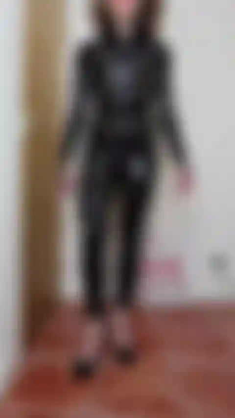Latex catsuit strapon version 1 - la maîtresse domme met son gode-ceinture sur sa combinaison en latex.
