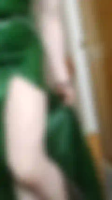 Taquine verte avec des fermetures éclair en robe en latex.