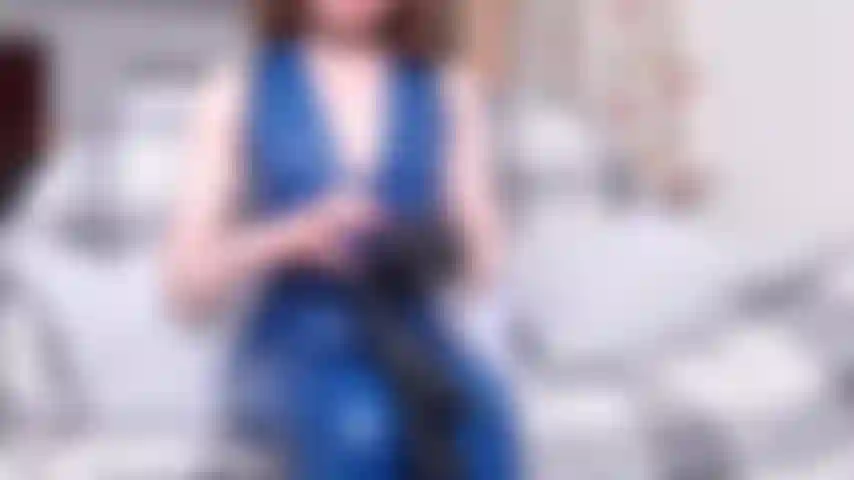 Gant de poignet en latex nightshade hjjoi, leggings en latex bleu et haut de gilet serré en latex, j'ai mis mes gants de poignet en latex pour votre travail manuel (gode) joi. J'entends mon accent britannique, les bruits de mes gants en latex pendant que je vous parle de vos coups jusqu'à votre compte à rebours.