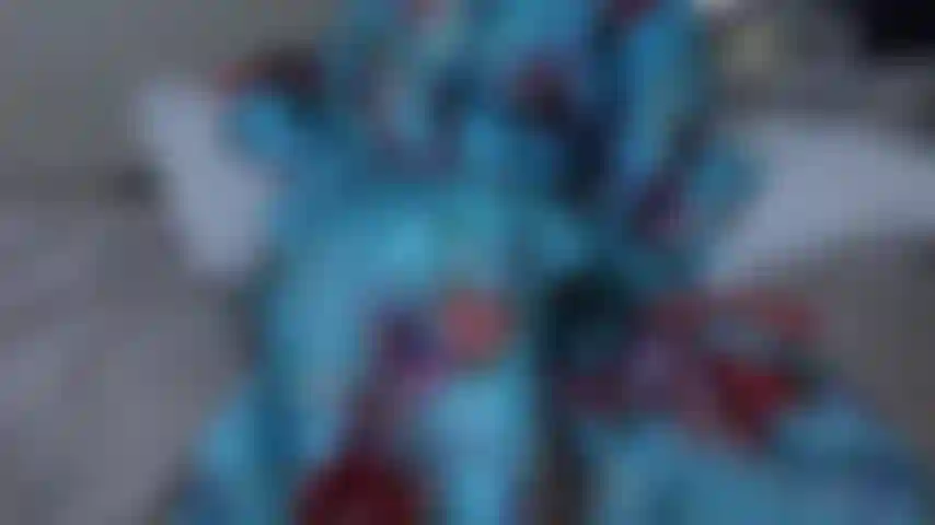 Robe chinoise orgasme écarlate - déballe une robe chinoise en satin pour révéler de la lingerie en satin rouge écarlate, des bas rouges, des lèvres rouges, du vernis à ongles rouge, en enlevant un soutien-gorge souple, je pousse une culotte en satin rouge sur le côté, regarde-moi me doigter jusqu'à l'orgasme, finis par glisser dans un gode fin.