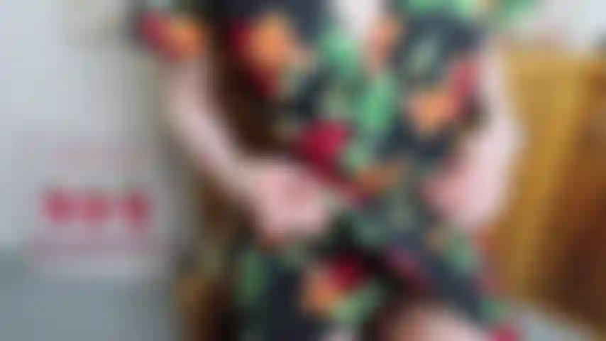 Le string basque de roses rouges se glisse sur le côté pour stimuler le doigté du clitoris, l'ambiance, glissez le gode en verre dans la caméra canon haute résolution de la chatte.