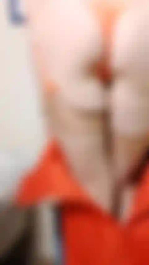 Une robe orange des années 50, de la lingerie, des bas, des talons aiguilles. Jeu de chatte, gode par derrière, gode sur chaise derrière et devant.