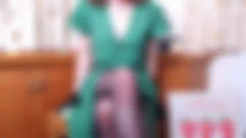 Après 8 gants de satin noir_hj (browndildo), merci pour une belle soirée, mes gants en satin noir jusqu'au poignet, ma robe élégante, mes bas noirs, je te fais (gode marron) une branlette, j'entends mon accent britannique te parler à travers ton hj terminer avec le compte à rebours joi.