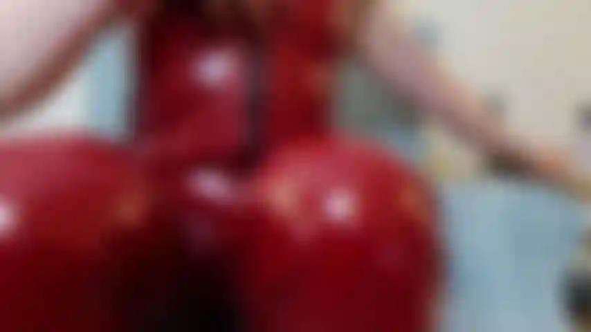 Tenez-vous serré en pvc rouge catsuit doigté la chatte à l'orgasme caméra haute définition