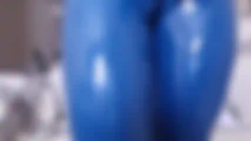 Astuce du gant d'orgasme en latex bleu - orgasme dans des leggings et un gilet en latex bleu, décompressez les leggings pour doigter mon clitoris jusqu'à l'orgasme. Après mon orgasme, regarde-moi mettre un de mes gants en latex dans ma chatte post-orgasme.