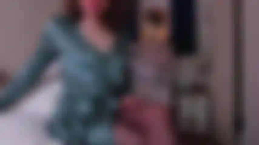 Décoratrice, incitation, jeu de rôle, orgasme ; contente de ton travail de décoratrice je t'invite dans ma chambre pour me branler en me regardant me déshabiller puis me doigter jusqu'à l'orgasme.