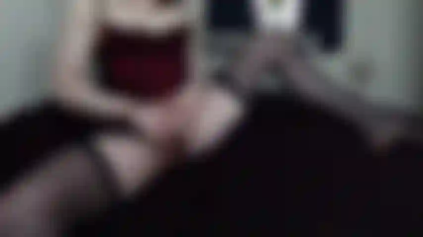 Bas noirs redbasque qui se doigte jusqu'à l'orgasme.