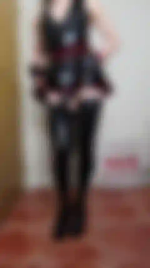 Vidéo d'essai de domme bdsm strap-on latex.