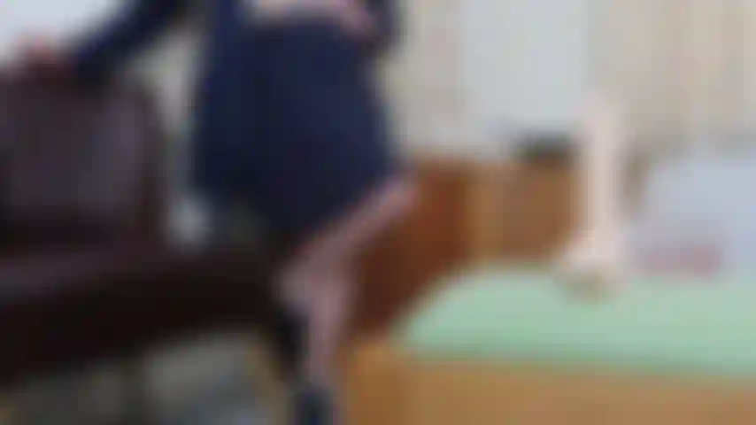 Footjob en nylon avec des chaussures plates bleues brogue, je suis ici pour vous donner votre travail de pied, délacer mes chaussures plates bleues, enlever les chaussettes blanches pour caresser votre bite (gode) avec mes pieds nus - j'adore jouer avec votre bite avec mes pieds joi avec les pieds et la voix de votre sperme.