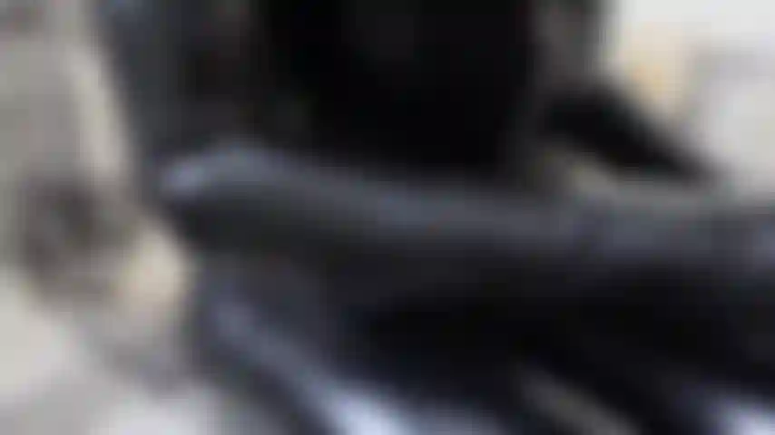 Un orgasme dans de longs gants et leggings en latex noir, je décompresse le legging pour jouer avec ma chatte. Enlevant les gants, je doigte mon gros cli jusqu'à l'orgasme - la maîtresse a terminé satisfaite.