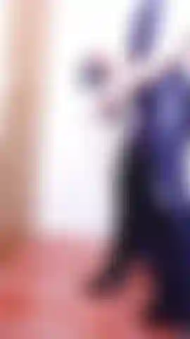 Fétichiste de la robe en latex ava, je montre ma nouvelle robe en latex, des bas en latex noir, des talons aiguilles, enfilant de longs gants en latex noir. Avec un culte des pieds en latex, un gros plan de pieds recouverts de latex. Gros plans avec des gants en latex, j'entends ma robe, mes gants, les sons du latex (asmr).