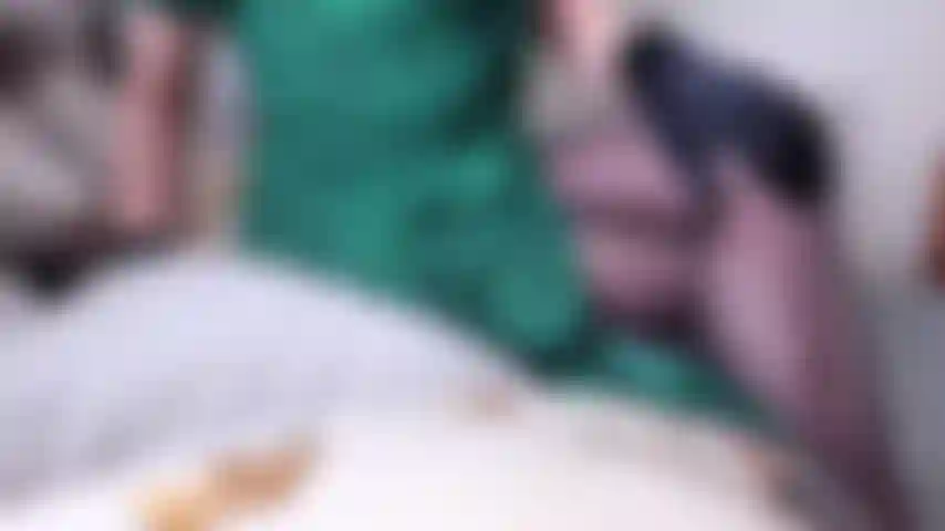 Après 8 heures, ma dame plaisir élégante avec des gants en satin, regarde-moi déballer ma robe pour jouer avec ma chatte à travers des gants en satin, une culotte en satin, enlever les tétons de lingerie exposés pour m'amener à l'orgasme.