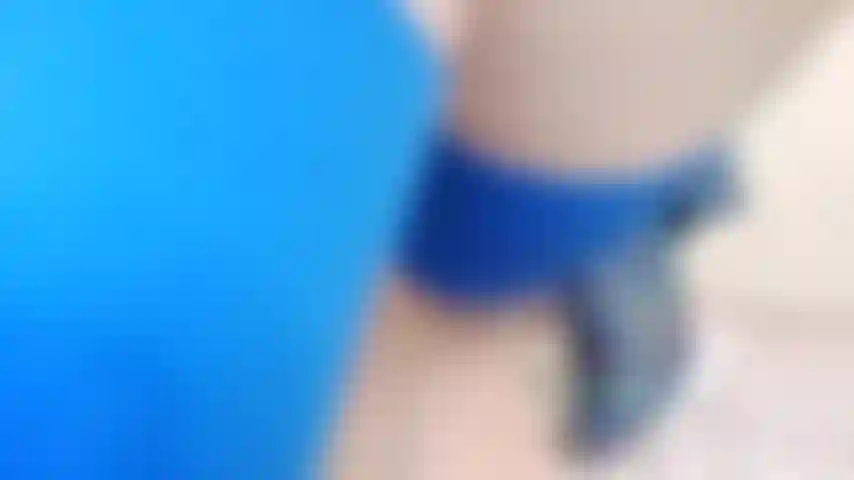 Bas coutures bleues jambes en l'air, montrant le cul, doigté la chatte, gode en verre.