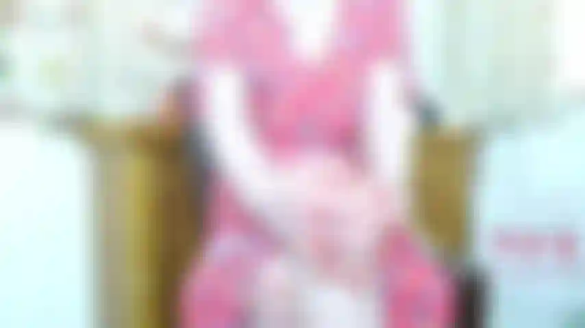 Summer lovin mr sp sph joi - une boisson fraîche lors d'une journée chaude à laquelle vous ne pouvez pas résister. Dans ma robe portefeuille d'été en coton, je vous raconte des vérités sur votre pénis et votre manque de capacités. En apercevant mes bas, vous êtes impuissante alors que je mène votre joi vers votre sperme.