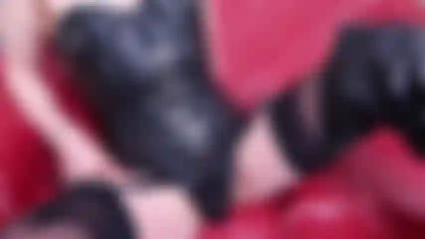 Orgasme corset à boucle en cuir. Corset en cuir, cuissardes, bas noirs et bretelles, je déboucle le string en cuir pour doigter mon clitoris jusqu'à l'orgasme.