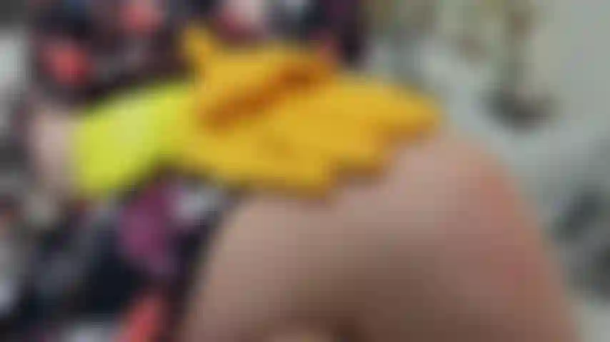 L'orgasme marigold dans ma robe rétro des années 50, je soulève la jupe, les bas à coutures contrastées me doigtent jusqu'à l'orgasme avec des gants de lavage marigold - vois ma chatte devenir plus rose et plus humide jusqu'à ce que je jouisse. Je montre à la caméra mon jus de chatte sur des gants.