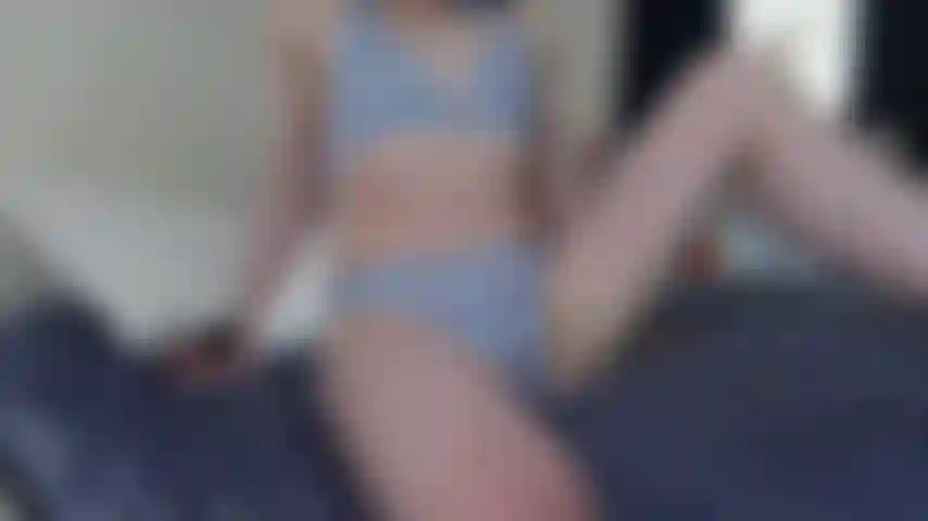 Je baptise mon bikini, détache le haut pour révéler mes petits seins, me penche en arrière, bouge les fesses sur le côté pour me doigter jusqu'à l'orgasme, puis montre à la caméra mon gros clitoris et ma chatte humide après l'orgasme.