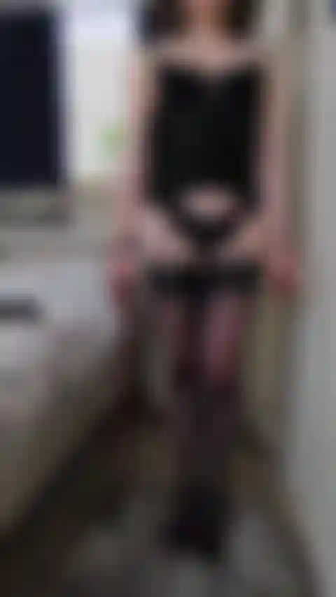 La basque noire de la maîtresse de pâques, les bas et les bretelles montrent votre dévotion dans votre culte, la maîtresse vous parle tout au long de votre délice de pâques.