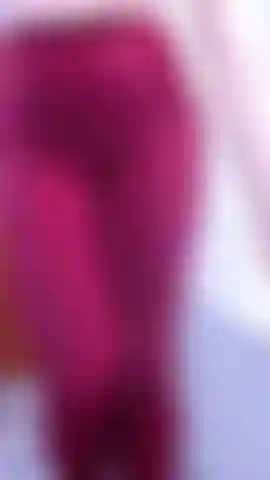 Tortillez-vous jusqu'à l'orgasme - longue vidéo également disponible séparément. J'ai commencé par montrer des leggings rouges, allumée, j'ai mis la main dans les leggings. Je me déshabille en string nu, je joue avec ma chatte à l'intérieur d'un string nu. Je retire enfin mon doigt du string jusqu'à l'orgasme sur le sol.