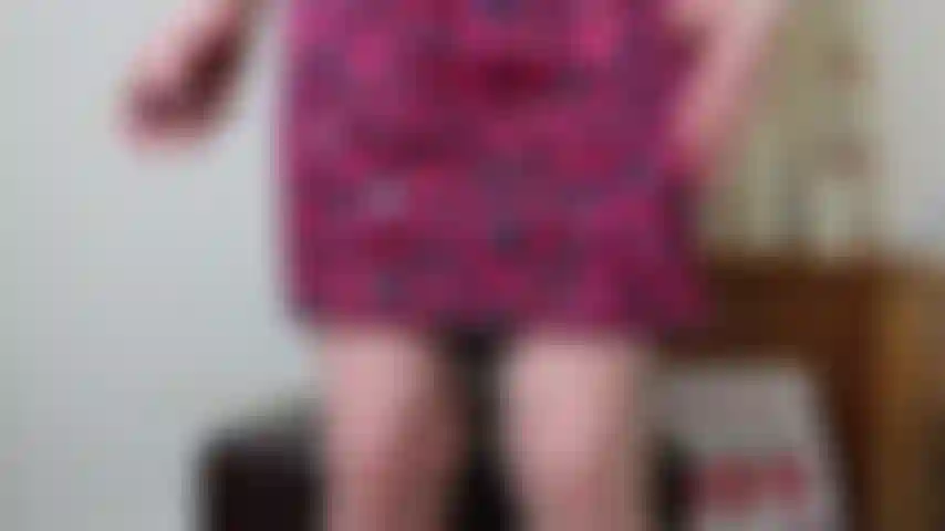 Fessée et joi, démonstration de fessée otk (coussin), cuillère en bois et canne. Terminez avec joi en utilisant de la gelée rose diido pour votre sperme. Robe droite, bas nude.