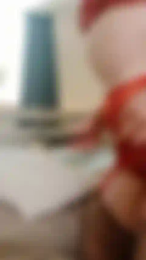 Un gode en verre pour s'échauffer, puis un plus gros tour de gode sombre et réaliste.