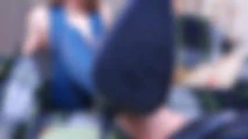 Détendez-vous avec les rides surprises, détendez-vous dans mes leggings en latex de morelle bleue, les pieds levés, j'enlève mes chaussures pour l'adoration des pieds pieds nus. Cela s'est transformé en semelles ridées, un jeu d'orteils écartés avec des instructions joi sur mes pieds nus à la fin.