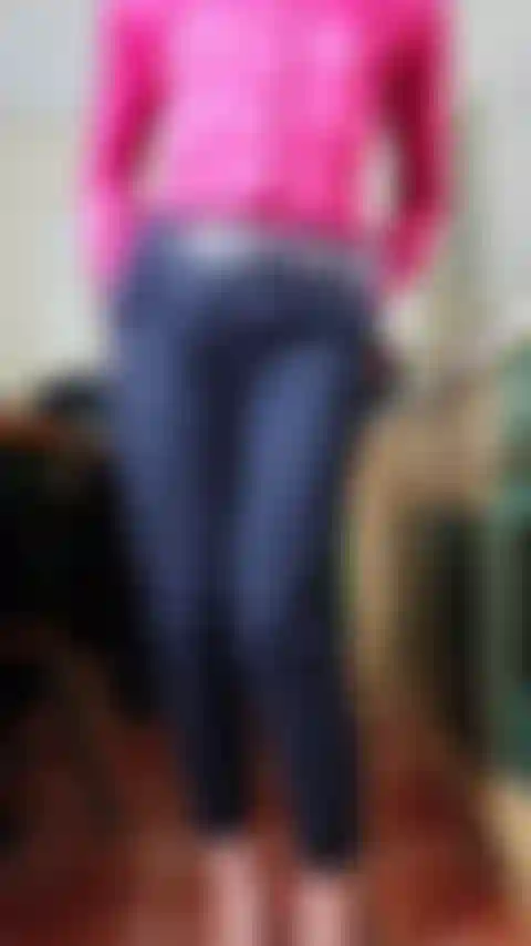 Un rat dans un jeu de rôle dans la cuisine, ruth se déshabille pour prendre la bite d'un bricoleur (gode). Gros plan sur le cul.